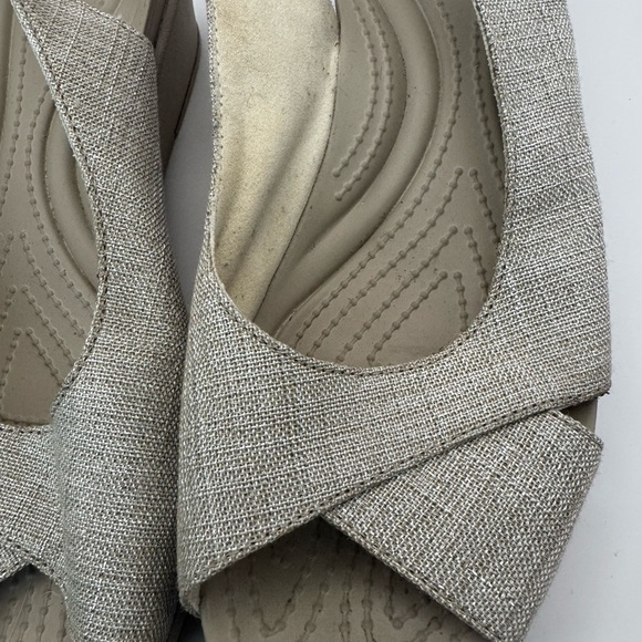Crocs Leigh Ann Slingback Wedge Heels Womens Sz 9 Beige Fabric Sandals EUC - Picture 4 of 16